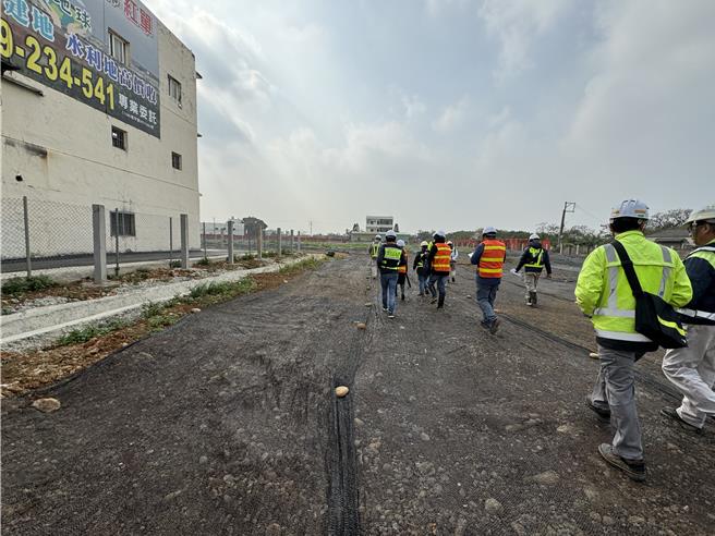 桃園航空城工區裸露地覆蓋防塵網。（航空城工程處提供／蔡明亘桃園傳真）