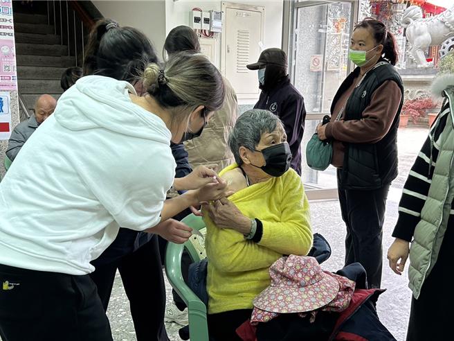 嘉義縣同步中央，5日起流感疫苗開放全民接種。（嘉義縣政府提供∕呂妍庭嘉義傳真）