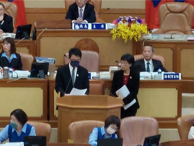 无党籍议员苏泓钦率要求环保局接获通报后到场速度加快，否则如是有毒气体早就飘散出去了，环保局回应，未来以市民感受为优先考量，而非单以科学仪器监测数据为准。（陈慰慈摄）