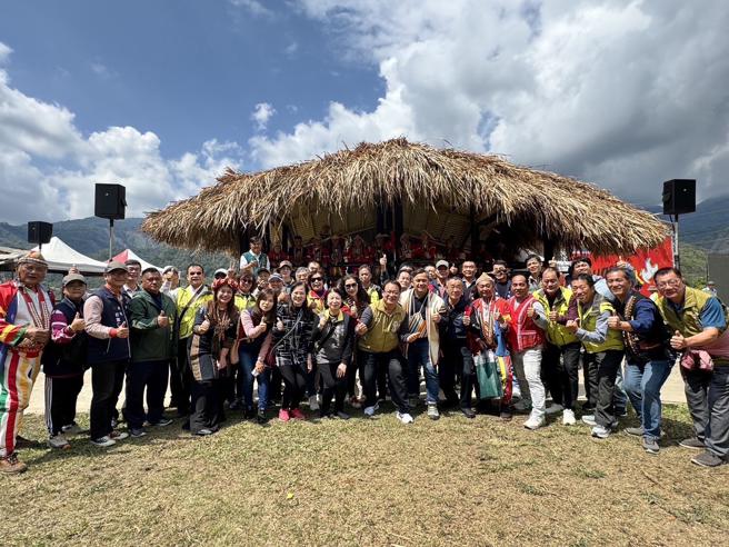高雄市都会区区长及里长们包车前来参加拉阿鲁哇族的圣贝祭（图片来源：高雄市原住民委员会提供）
