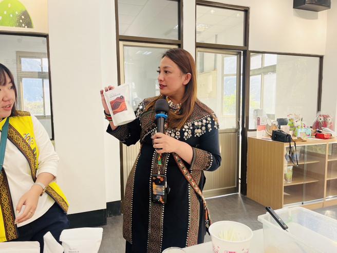 高市原民会主委阿布斯化身一日销售员，向包车前来参加拉阿鲁哇族圣贝祭(Miatungusu)的都会区区长、里长们推销桃源区农特产品（图片来源：高雄市原住民委员会提供）
