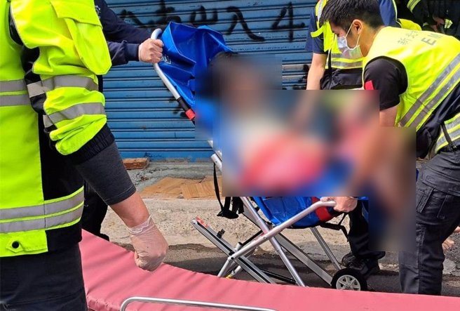 消防人员动用破坏器材拆除马桶，协助患者脱困，并送往医院治疗。（新北市消防局提供）