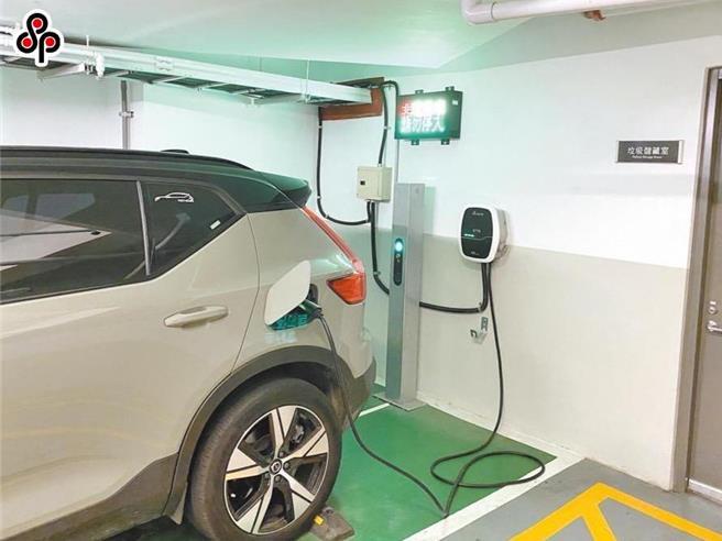 交通部修正「道路交通標誌標線號誌設置規則」，去年7月實施加氣站、充電站標誌換新。（劉彥宜攝）