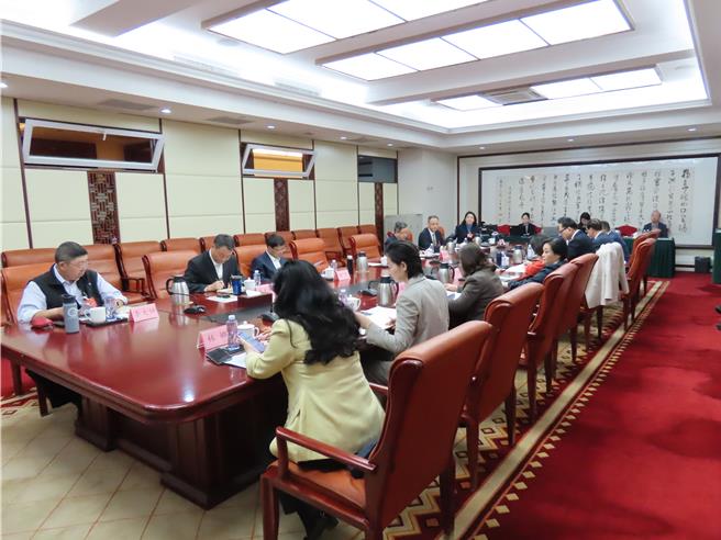 大陸全國政協十四屆二次會議5日下午進行委員小組會議，全國台聯界別會議在北京華北賓館舉行。（朱紹聖攝）