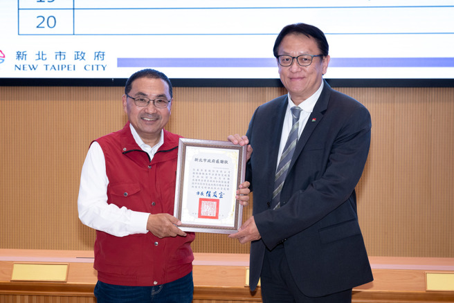 新北市长侯友宜颁发感谢状表扬防灾绩优企业，信义房屋由公共事务部副总林俊安(右)代表受奖。(图∕信义房屋 提供)