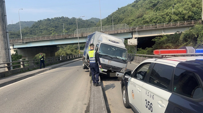 今（5）日下午13时许，基隆市七堵区俊贤路往大华二路方向发生一起自撞车祸。（图／警方提供）