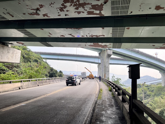 今（5）日下午13时许，基隆市七堵区俊贤路往大华二路方向发生一起自撞车祸。（图／警方提供）