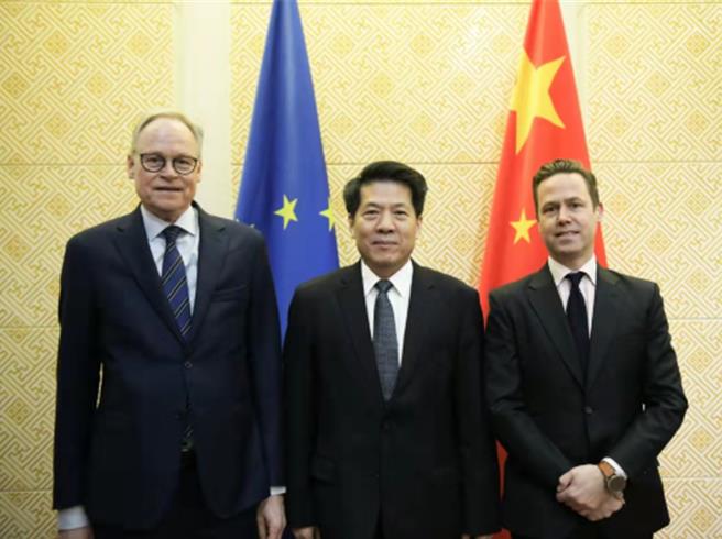 大陆政府欧亚事务特别代表李辉与欧盟对外行动署官员会谈。（大陆外交部）
