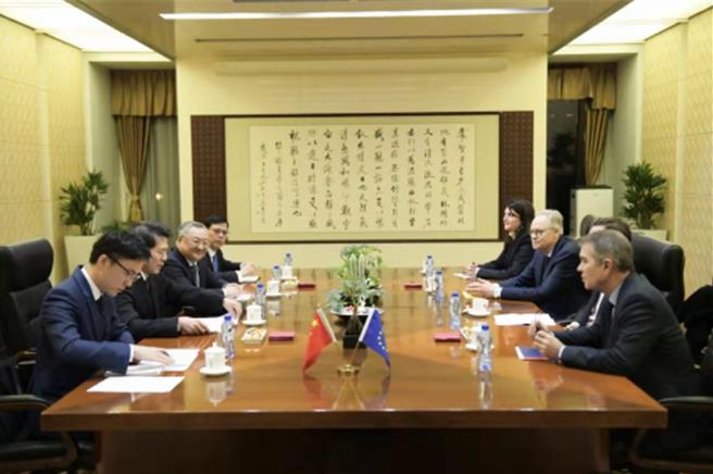 大陆政府欧亚事务特别代表李辉与欧盟对外行动署官员会谈。（大陆外交部）
