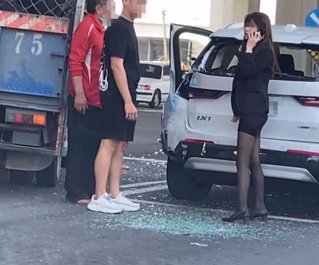 高雄有辆BMW试乘车遭后方货车追撞，而1名女业务站在车尾打电话被网友拍下PO网，也引起其他网友热议。（图／翻摄自脸书爆废1公社）