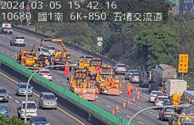 國道1號北上6.5公里處小貨車翻車。（擷取自高速公路1968App）