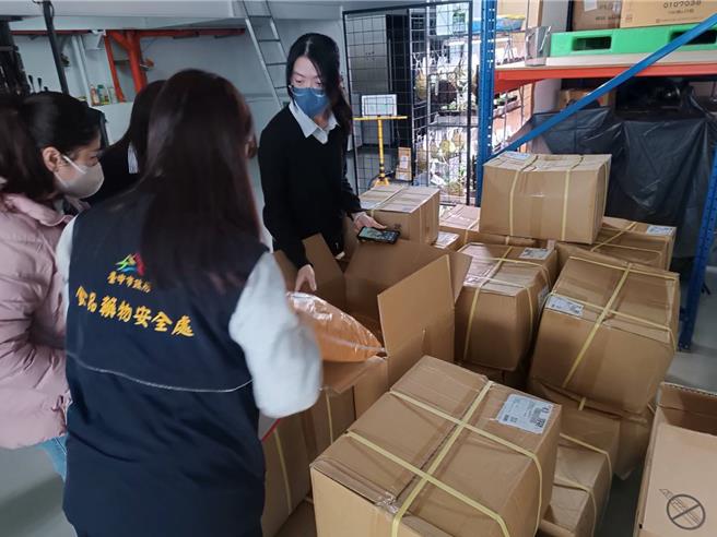 台中市食安处透过县市通报再掌握问题辣椒粉流向，派员稽查厘清，并要求下架回收。（台中市政府提供／冯惠宜台中传真）