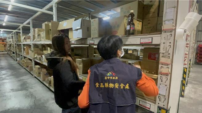 台中市食安处透过县市通报再掌握问题辣椒粉流向，派员稽查厘清，并要求下架回收。（台中市政府提供／冯惠宜台中传真）