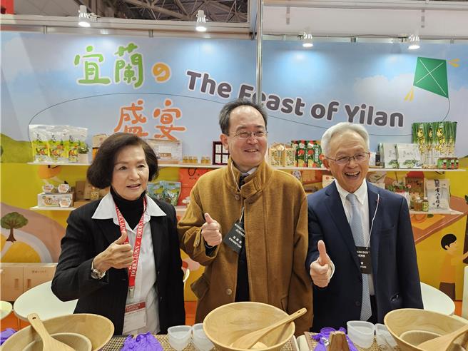 东京国际食品展（FOODEX JAPAN），今（5日）于东京国际展示场（Tokyo Big Sight）热闹开展，宜兰县长林姿妙（左）偕同县政顾问林定三、农渔会代表等到场行销宜兰县优质农产品。（宜兰县政府提供／吴佩蓉宜兰传真）