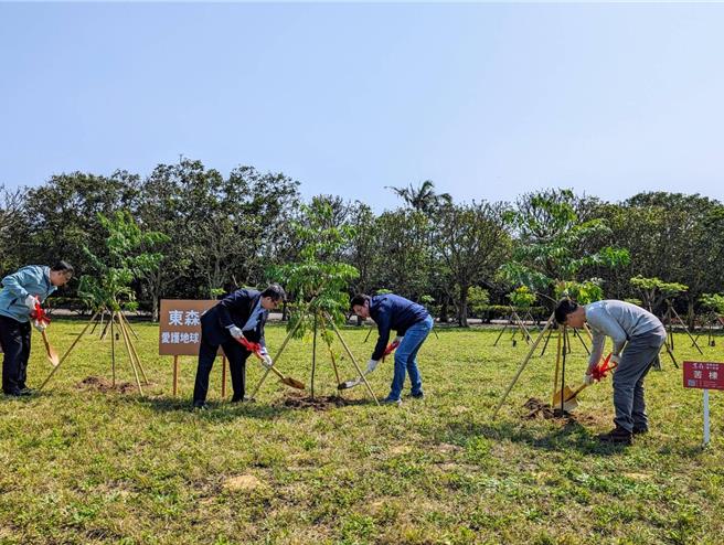 新北市府與東森集團響應「山海造林計畫」，於具里山里海國際典範條件的貢寮區植樹綠化。（新北市農業局提供）