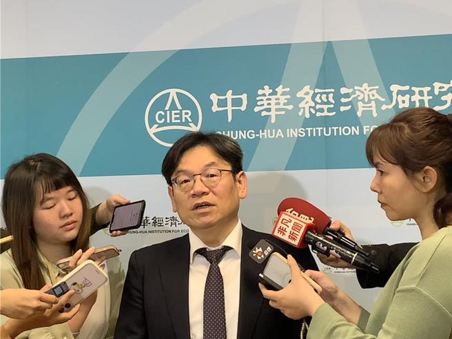 中华经济研究院长叶俊显5日分析，台湾制造业受惠半导体、AI相关供应链等产业的走升。（图／陈碧芬）