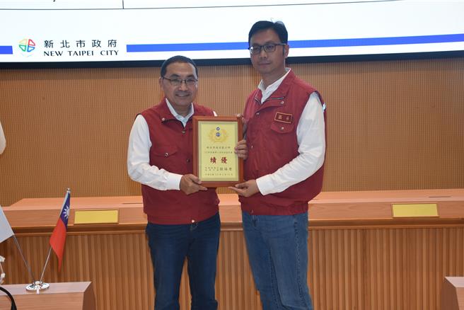 侯友宜市长颁发112年绩效管考绩优区公所奖项，由瑞芳区杨胜闵区长代表受奖。（新北市消防局提供）