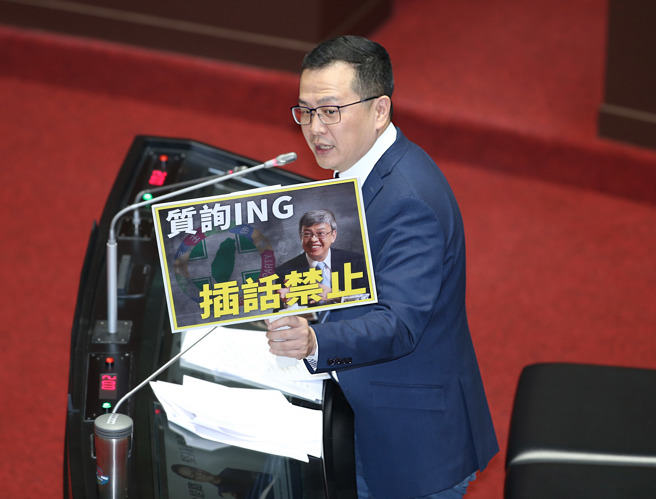 国民党立委罗智强今（5）日在立法院质询时，对国家通讯传播委员会（NCC）及国会调查权等议题，和行政院长陈建仁杠上。（姚志平摄）