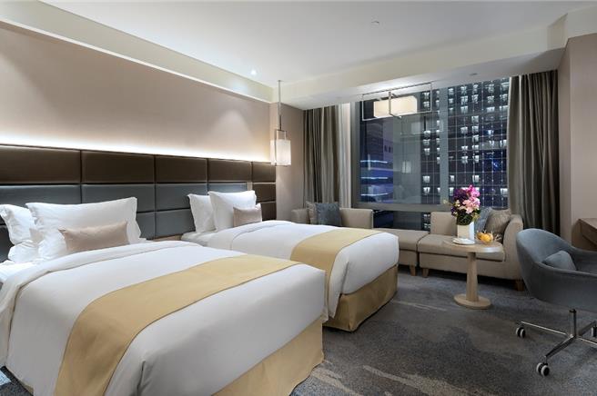 「女王养成记」住房专案含隔日自助早餐、可独享27楼行政酒廊专属礼遇，入住每晚4499元起，3月份有机会体验为Lady’s Day 的手作体验。（图／板桥凯撒大饭）