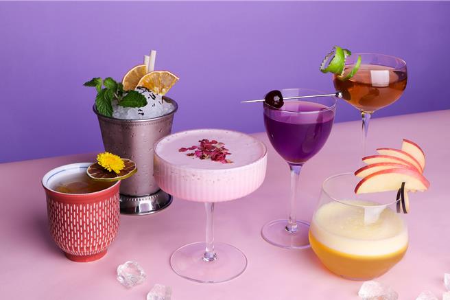 「Bar98」大厅酒吧喜迎女神节，特别设计6款专属女性的仕女系列调酒，每杯单售价350元起。（图／板桥凯撒大饭）★《中时新闻网》关心您：饮酒过量，有碍健康。酒后不开车，安全有保障！
