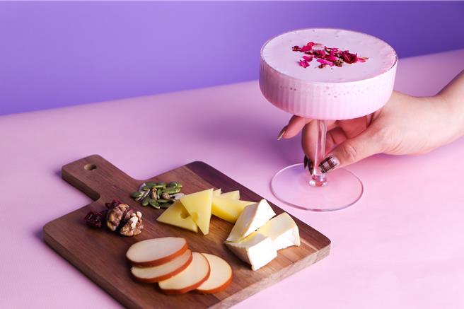 「女爵之夜」限定组合套餐，内含仕女系列调酒6选1及经典小点综合起司盘或酥炸薯条二选一，每套400元起。（图／板桥凯撒大饭）★《中时新闻网》关心您：饮酒过量，有碍健康。酒后不开车，安全有保障！
