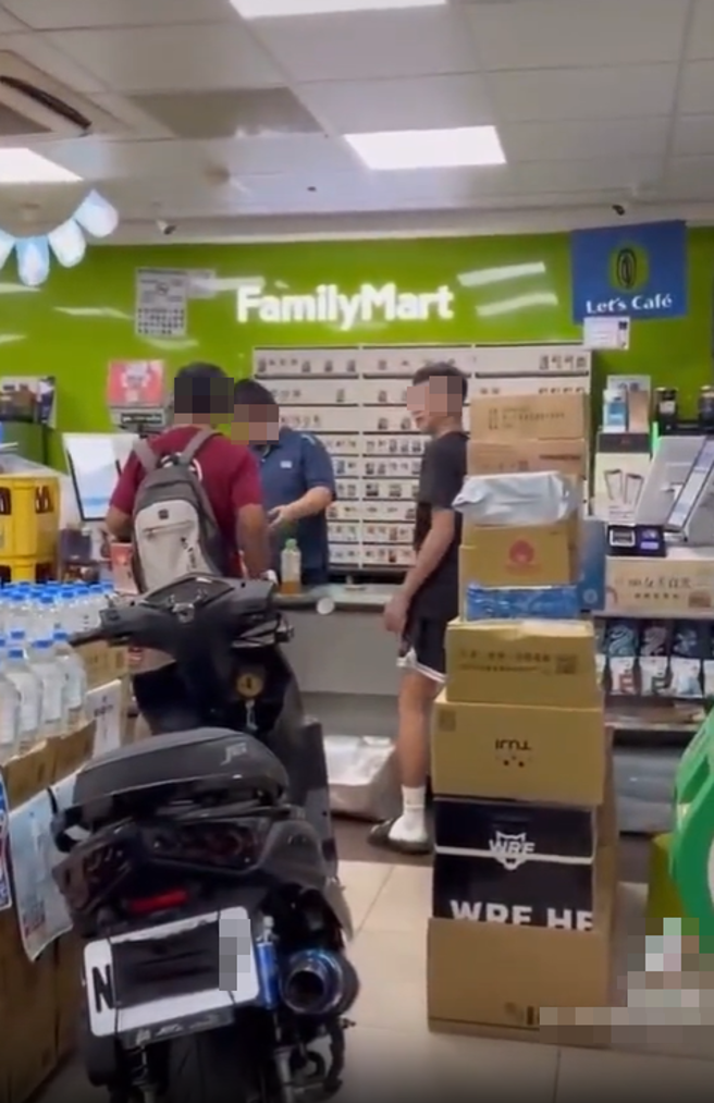 高雄有男子上月晚间将机车骑进超商，并且拍下影片放在社群平台，遭网友酸爆「滋事型网红越来越多」。（图／翻摄自爆料公社）