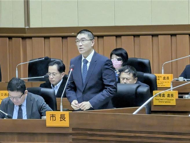 基隆市议会议员痛批市府青年公益电动机车方案执行率低落，基隆市长谢国梁（中）承诺，将于3月底进行检讨，朝向放宽申请门槛修改政策内容。（张志康摄）