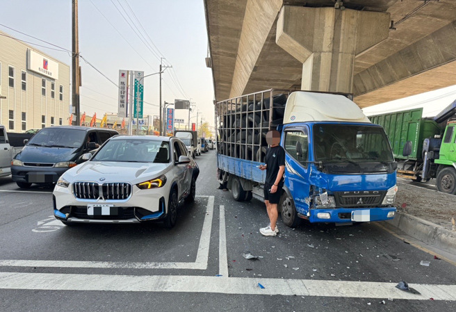 高雄仁武区澄观路二段与盐埕巷口于3月4日下午2时许发生一件汽车追撞事故。（翻摄照片／林瑞益高雄传真）