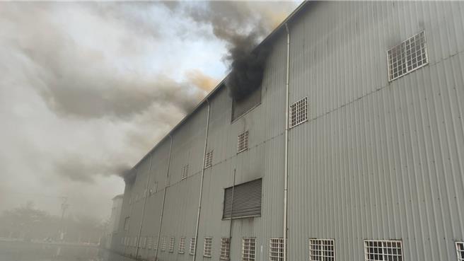 大雅区民生路一家塑胶工厂，5日傍晚5时许突然窜出火舌。（民眾提供）