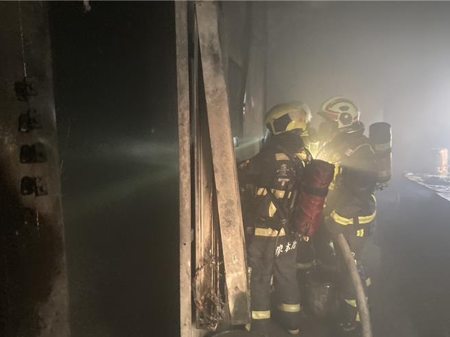 大雅区民生路一家塑胶工厂，5日傍晚5时许突然窜出火舌。（民眾提供）