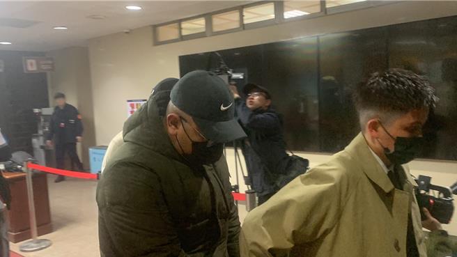强盗通缉犯「少爷」石茂强在泰国遭枪杀弃尸案，台籍男子周男担心被灭口，从柬埔寨返台；台北地检署传讯周男，讯后向台北地院声押禁见，但法官裁定周男以30万元交保，并限制住居、限制出境、限制出海。北检不服提起抗告，高湾高等法院今裁定撤销发回。台北地院将于晚间8点开羁押庭。（赖佩璇摄）
