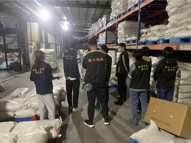 高雄市卫生局接获彰化县反映问题辣椒粉流向不符，再次前往稽查发现「津栈」公司疑似借牌出货。（卫生局提供／任义宇高雄传真）