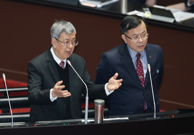 针对立委罗智强痛批国家通讯传播委员会（NCC）是新闻自由屠夫，并讽刺陈揆是宇宙无敌切割刀，行政院长陈建仁（左）、NCC主委陈耀祥（右）极力否认。（姚志平摄）