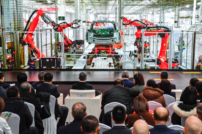 中國造車的速度太快了，美、日、德等國的車企招架不住。圖為奧迪一汽新能源汽車在吉林長春啟動批量生產。（圖／新華社）