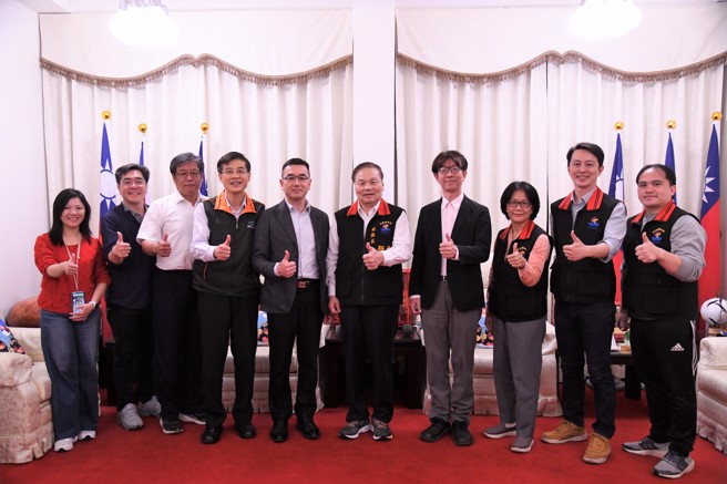 经济部标准检验局主秘吴秋文，今天率标检局花莲分局、石资中心等人专程拜会花莲县政府，由副县长顏新章代表县长接见。(戴志扬翻摄)