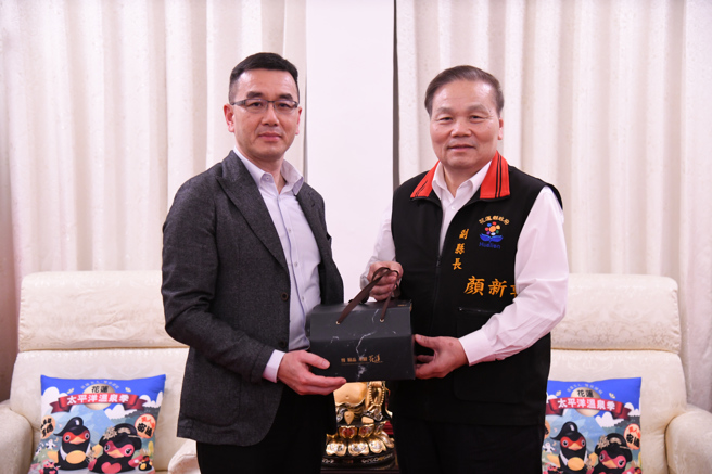 吴秋文感谢花莲县府大力协助推动「计量与绿能探索馆」科学教育推广。(戴志扬翻摄)