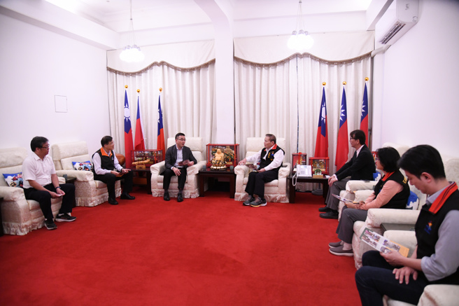 吴秋文前往花莲县政府拜会 ，就推动2050净零排放政策进行深入交流。(戴志扬翻摄)