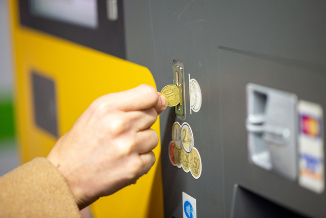 女网友不解，日前外出发现停车场有2台缴费机，但大家却只排1列，她想排新一列却被骂自私。（示意图：shutterstock／达志）