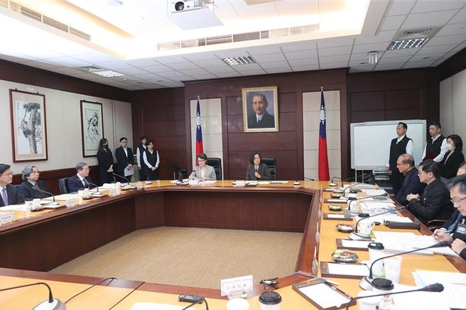 萧美琴主持考委提名审荐小组，即日起接受推荐。（总统府提供）