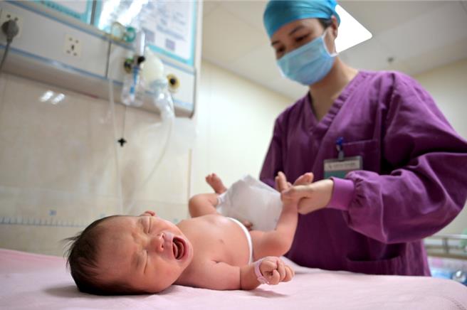 四川大學華西醫院教授甘華田提案建議，延長大陸女性帶薪「育產假」達2年。（圖／中新社）