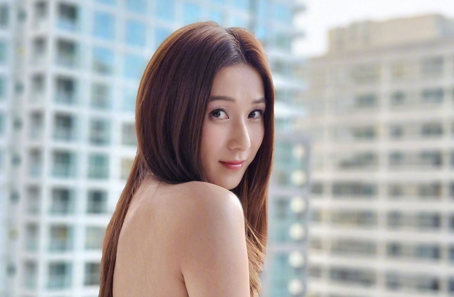 香港女星锺嘉欣颇受欢迎，日前疑似被挖出童年照。（图／微博）