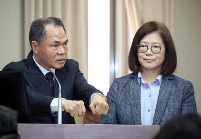 立法院內政委員會4日邀海委會主委管碧玲(右)、陸委會主委邱太三、國防部及海軍司令部參謀長就「金門撞船案：翻船執法過程及後續處理」進行專題報告並備質詢。管碧玲與海巡署署長周美伍(左)上台回應立委質詢。（資料照／劉宗龍攝）