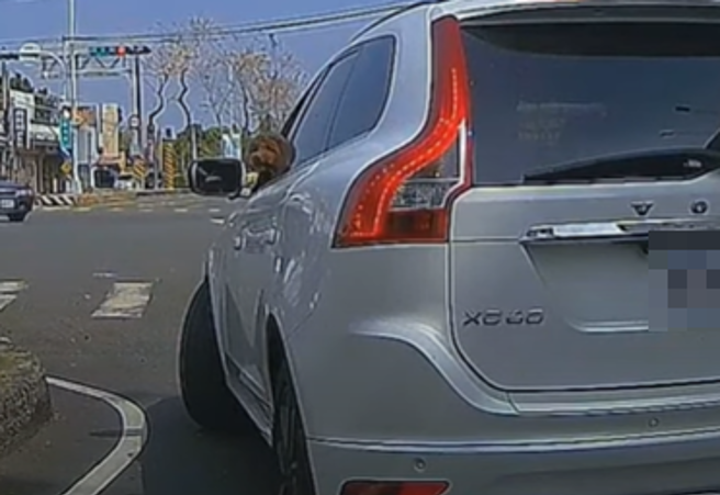 有駕駛發現前方有車主打著右轉燈，卻突然變路邊停車，讓他看了相當傻眼。（ 圖／ 翻攝自「WoWtchout-地圖型行車影像分享平台」）