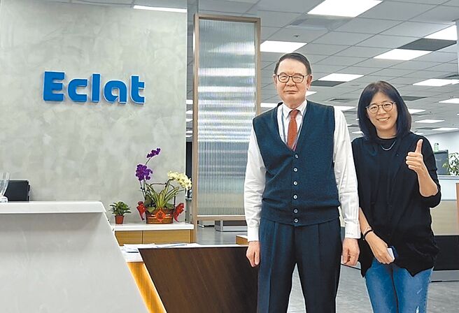 儒鸿与文化大学纺织工程学系紧密合作，共育客制化专业人才；图为儒鸿企业董事长洪镇海（左）与文化大学纺织系主任赖秋君（右）合影。图／文化大学提供