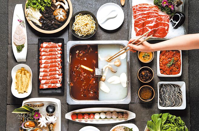 双北市食安官至海底捞火锅各分店稽查，业者称已自主下架全批号共734公斤「血旺调味料」。图为海底捞火锅新庄宏匯店。（宏匯广场提供）