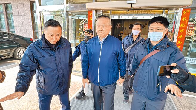 陸船翻覆釀2死事件，海巡署與陸方舉行15次密談協商都沒有結果。圖為海巡署副署長許靜芝（中）不發一語。（本報資料照片）