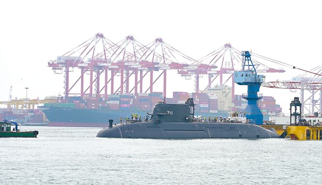 海军2月26、27日完成国造海鲲潜舰「浮船测试作业」，海鲲号的泊港测试（HAT）预计时程到4月底。（台船公司提供）