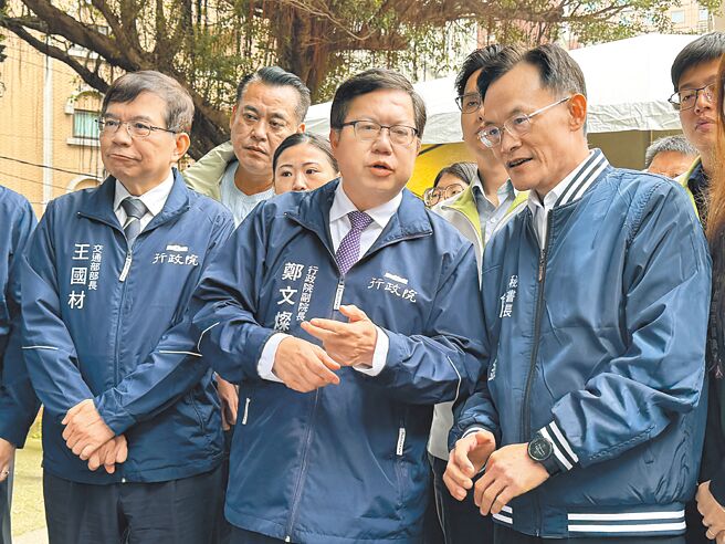副阁揆郑文灿（前排中）4日宣布，行政院上周核定桃园捷运棕线。（蔡依珍摄）
