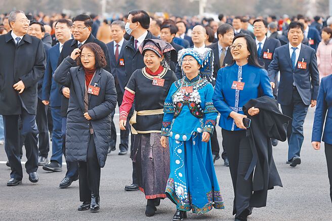 大陸十四屆全國人大二次會議5日登場。圖為身著少數民族服飾的貴州代表團代表。（中新社）