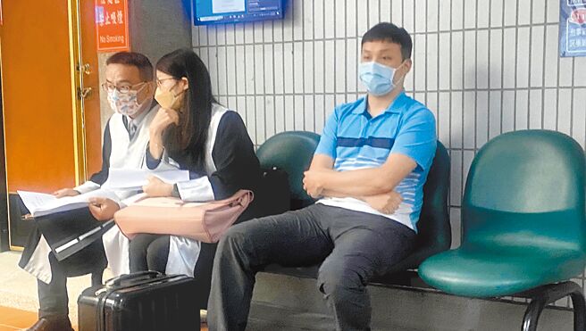 台中5亿赖姓高中生命案，台中地院4日开庭审理，夏男（右一）涉「假结婚」偽造文书案，法官传结婚证人的赖男及在场1对新人作证，结婚证人称，他向夏道「恭喜」，但他竟没反应。（陈淑芬摄）